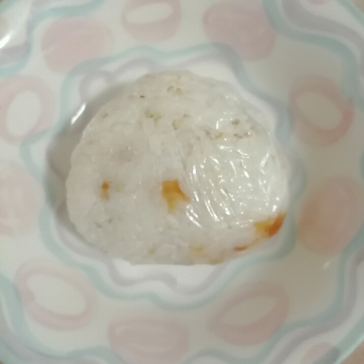 キャンプにはちみつ梅とごまのおにぎり